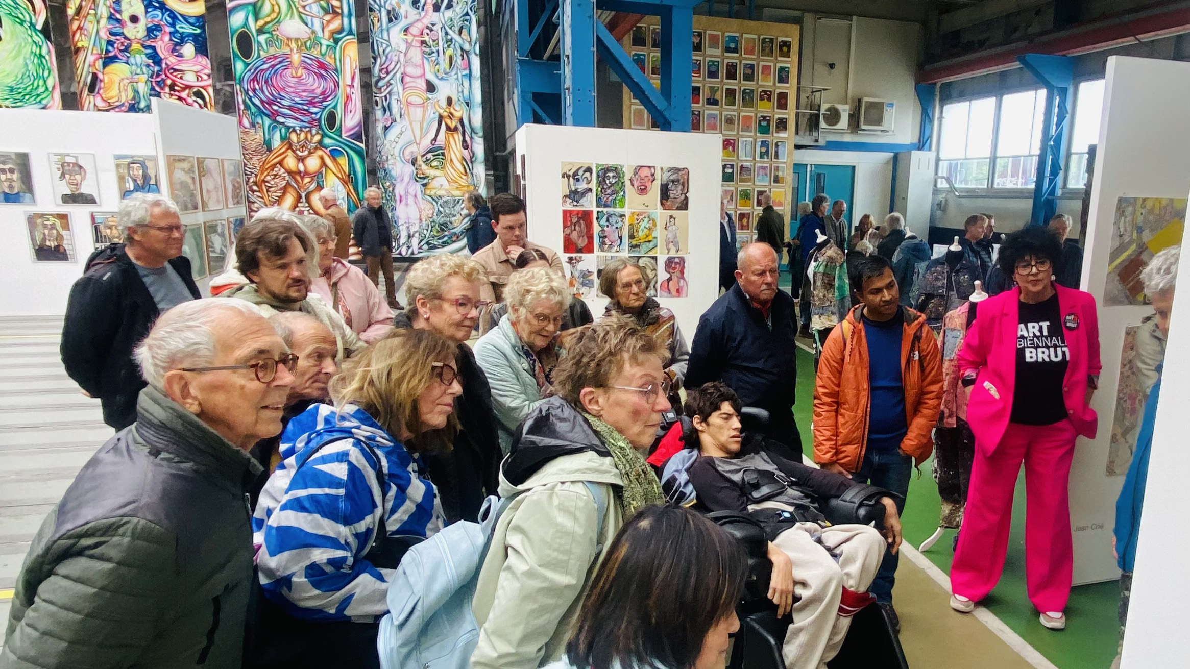 Veel belangstelling tijdens de rondleiding op de laatste dag van de Art Brut Biënnale